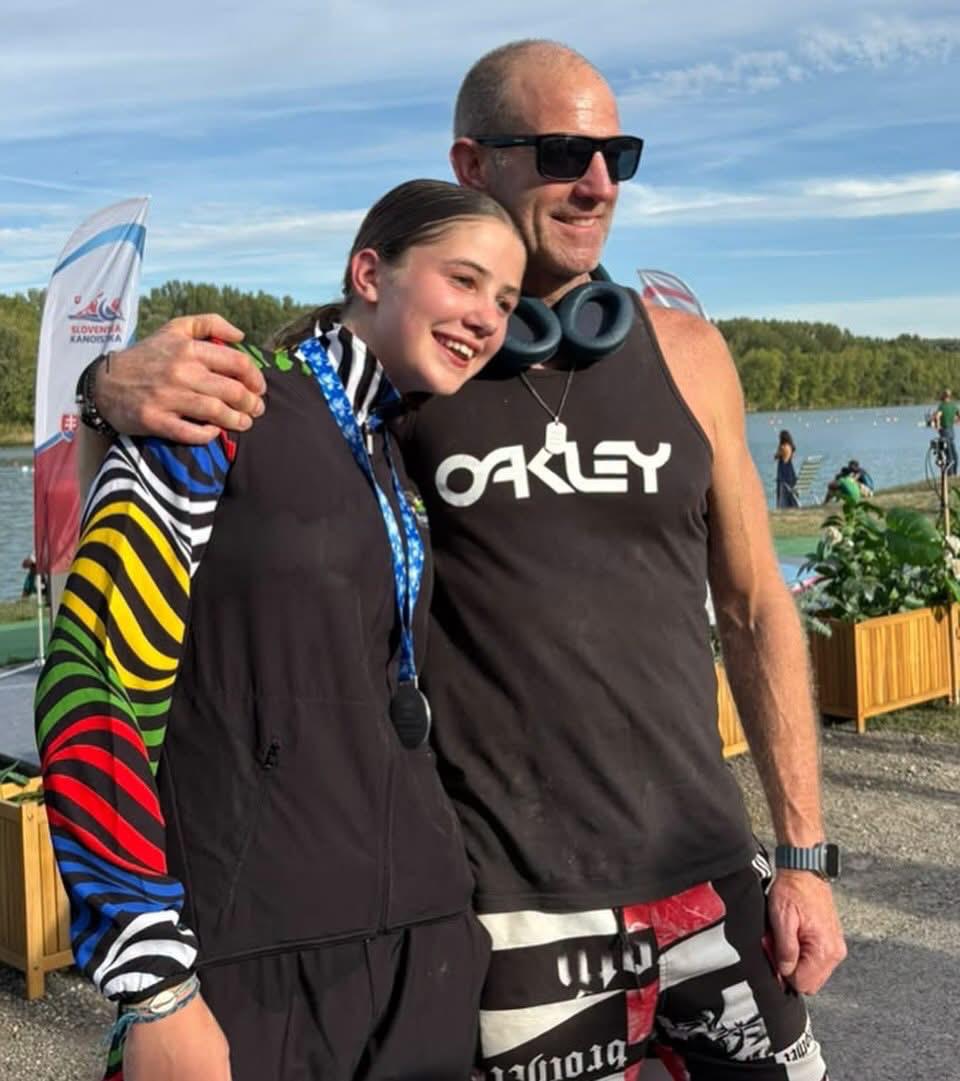 Hanna Solomon with her father Graeme Solomon after the K1 5000m final
